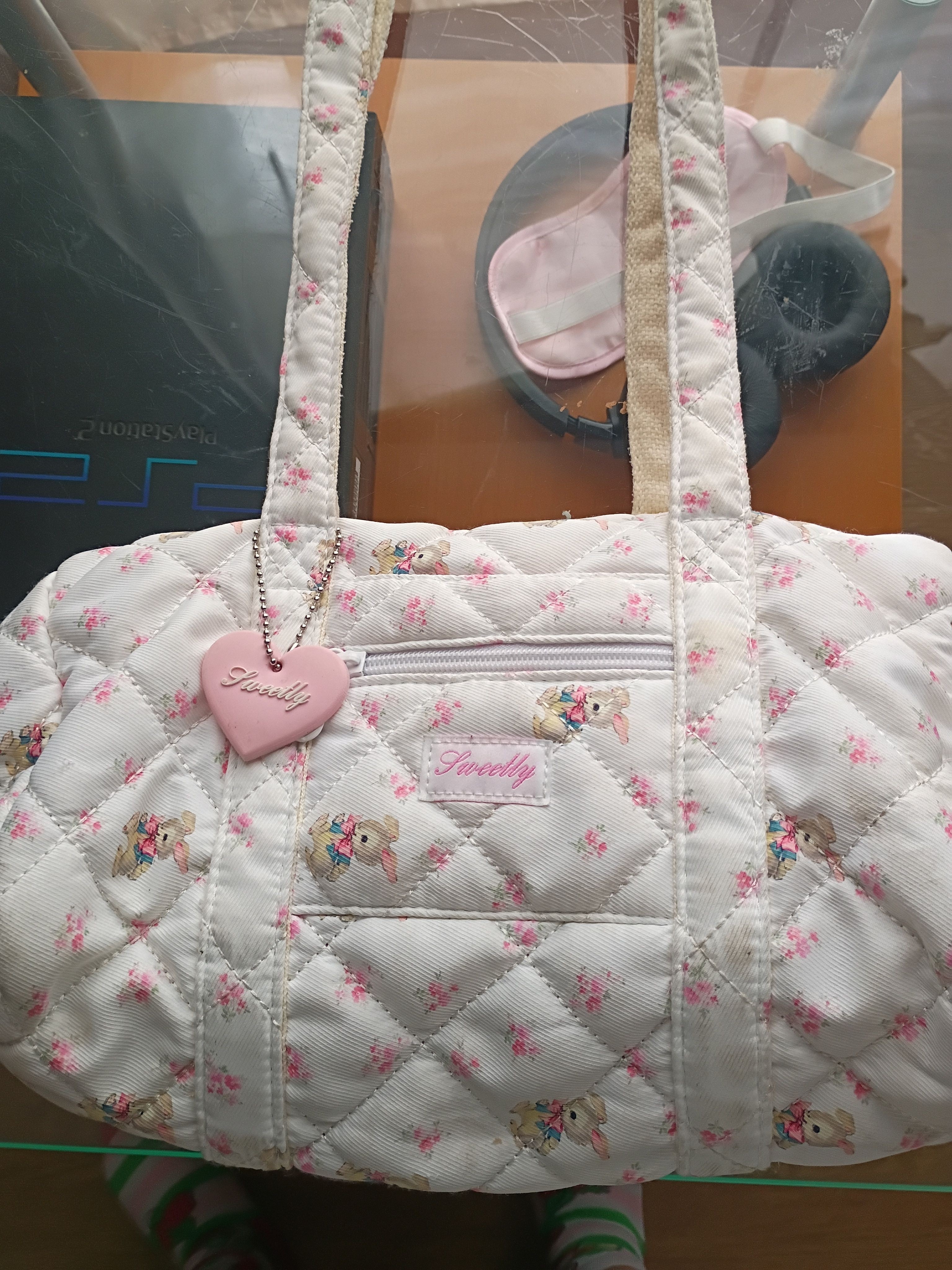 Quilted White And Pink Floral Tote Bag With Heart Charm — image 2 of 6